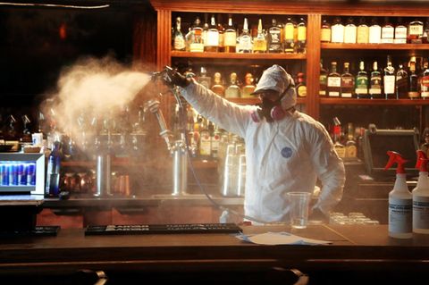 USA, St. Petersburg: Miteigentümer einer Desinfektionsfirma desinfiziert den Tresen in einem Gasthaus. Die Corona-Krise in den USA verschärft sich erneut dramatisch. 