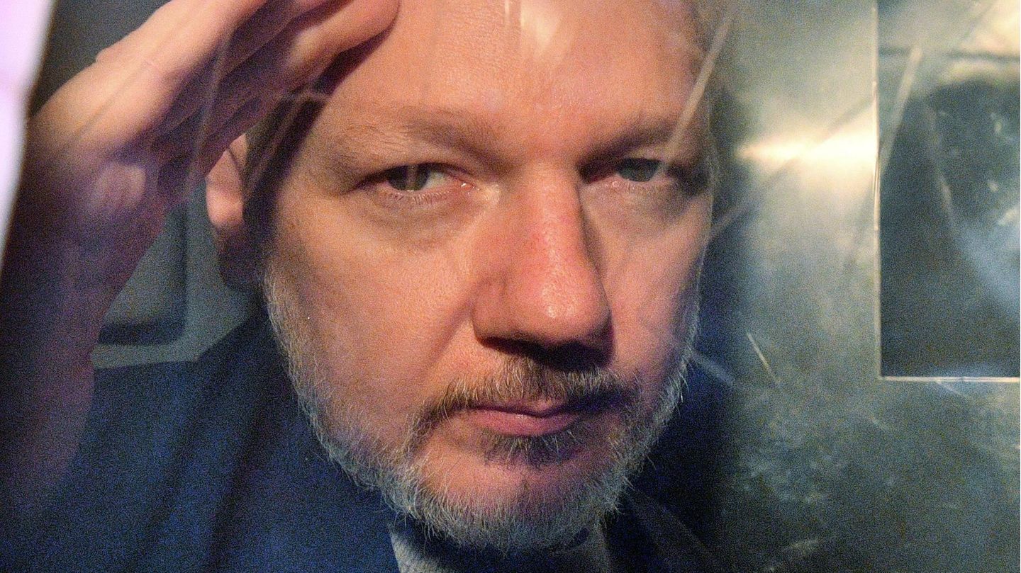 Julian Assange, Mitbegründer der Enthüllungsplattform WikiLeaks verlässt ein Gericht in London.