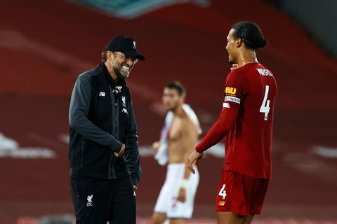 Kurz vor der Meisterschaft: Jürgen Klopp und und sein Abwehrchef Virgil van Dijk nach dem Sieg über Crystal Palace