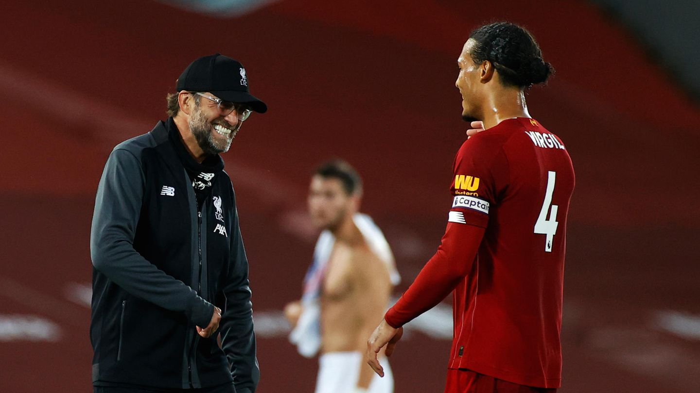Kurz vor der Meisterschaft: Jürgen Klopp und und sein Abwehrchef Virgil van Dijk nach dem Sieg über Crystal Palace