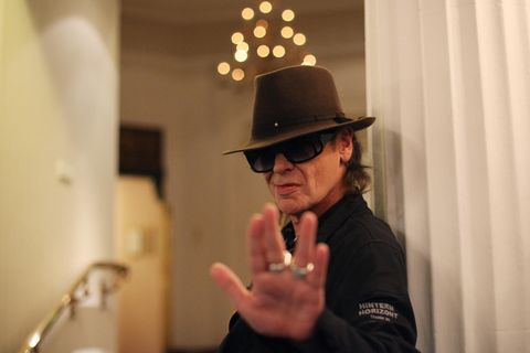 Udo Lindenberg im Foyer des Hotel Atlantic in Hamburg