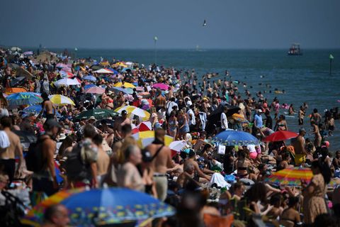 Hunderte Badende am Strand – ohne Abstand