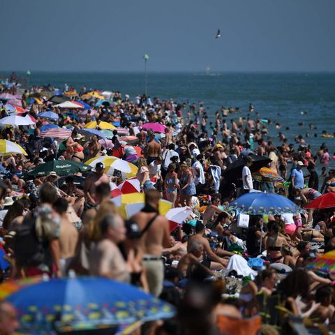 Hunderte Badende am Strand – ohne Abstand