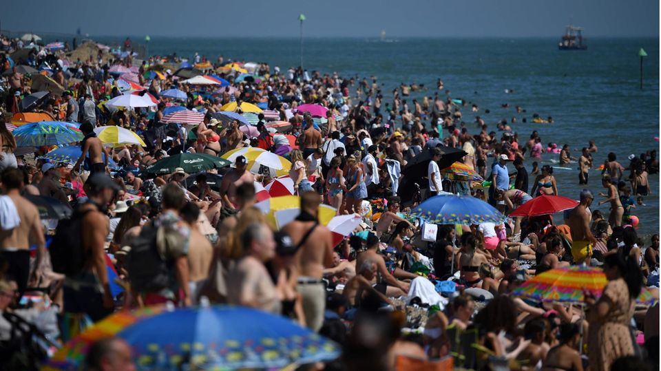 Großbritannien Hunderte Badende am Strand – ohne Abstand