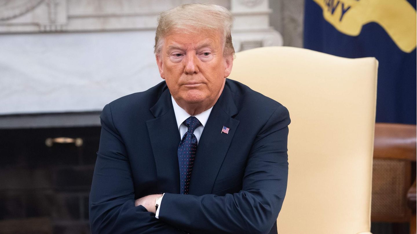 Donald Trmp mit verschränkten Armen im Oval Office