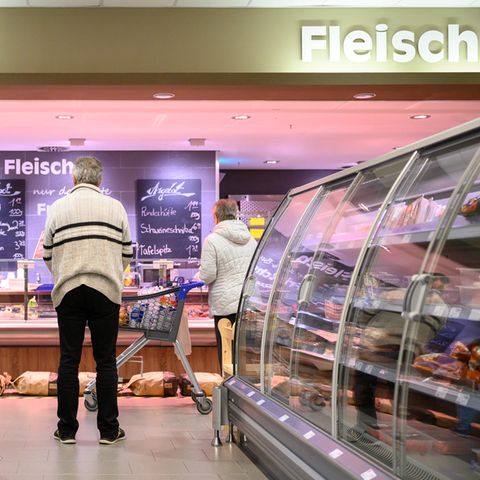 Baden-Württemberg, Stuttgart: Kunden stehen in einer Supermarkt-Filiale mit Abstand vor der Fleischtheke