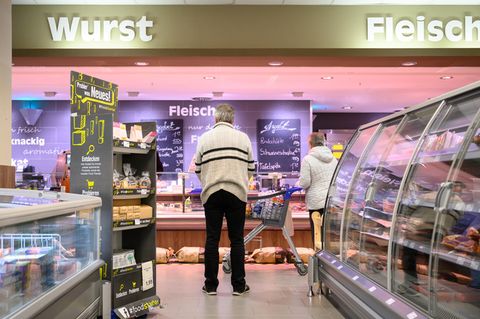 Baden-Württemberg, Stuttgart: Kunden stehen in einer Supermarkt-Filiale mit Abstand vor der Fleischtheke