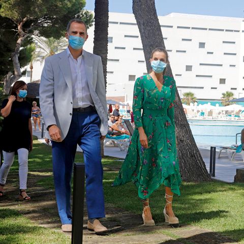 König Felipe VI. und Königin Letizia am Pool des Hotels Iberostar Cristina