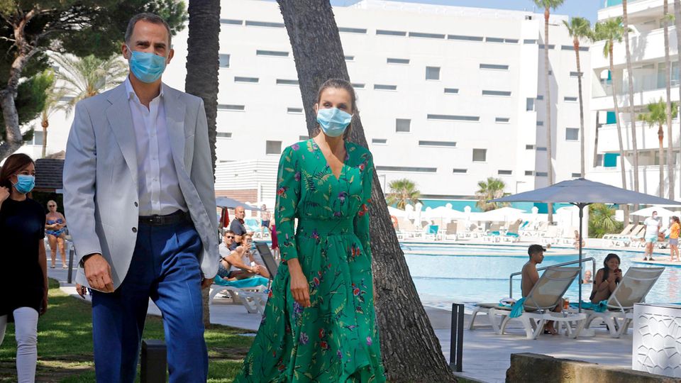 König Felipe VI. und Königin Letizia am Pool des Hotels Iberostar Cristina