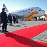Bild 1 von 22 der Nostalgie-Fotostrecke zum Klicken:   Roter Teppich am 31. Oktober 2009 Singpore Airlines, Emirates und und Qantas haben ihn schon. Als erste europäische Fluggesellschaft hat nun Air France einen Airbus A380. Die Königin der Lüfte ist zum Überführungsflug nach Paris nach bereit
