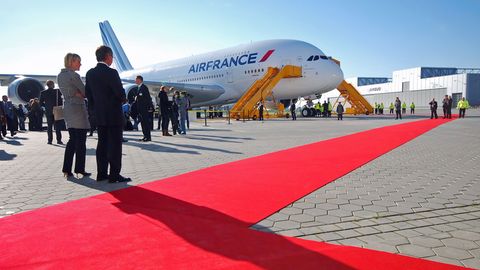Bild 1 von 22 der Nostalgie-Fotostrecke zum Klicken:   Roter Teppich am 31. Oktober 2009 Singpore Airlines, Emirates und und Qantas haben ihn schon. Als erste europäische Fluggesellschaft hat nun Air France einen Airbus A380. Die Königin der Lüfte ist zum Überführungsflug nach Paris nach bereit