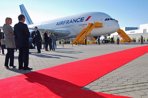 Bild 1 von 22 der Nostalgie-Fotostrecke zum Klicken:   Roter Teppich am 31. Oktober 2009 Singpore Airlines, Emirates und und Qantas haben ihn schon. Als erste europäische Fluggesellschaft hat nun Air France einen Airbus A380. Die Königin der Lüfte ist zum Überführungsflug nach Paris nach bereit