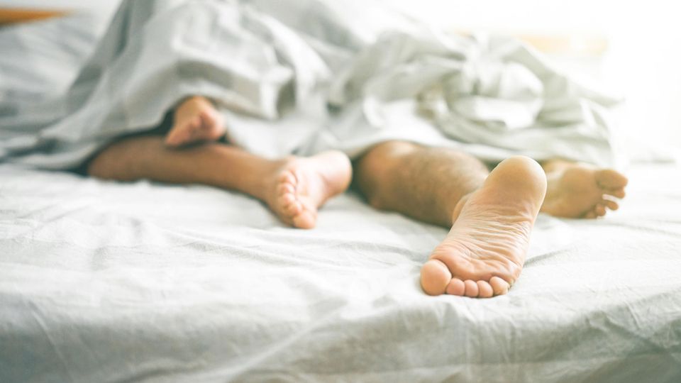 Stiefmutter Verschafft Sohn Erste Sexuelle Erfahrungen Auf Dem Bett.