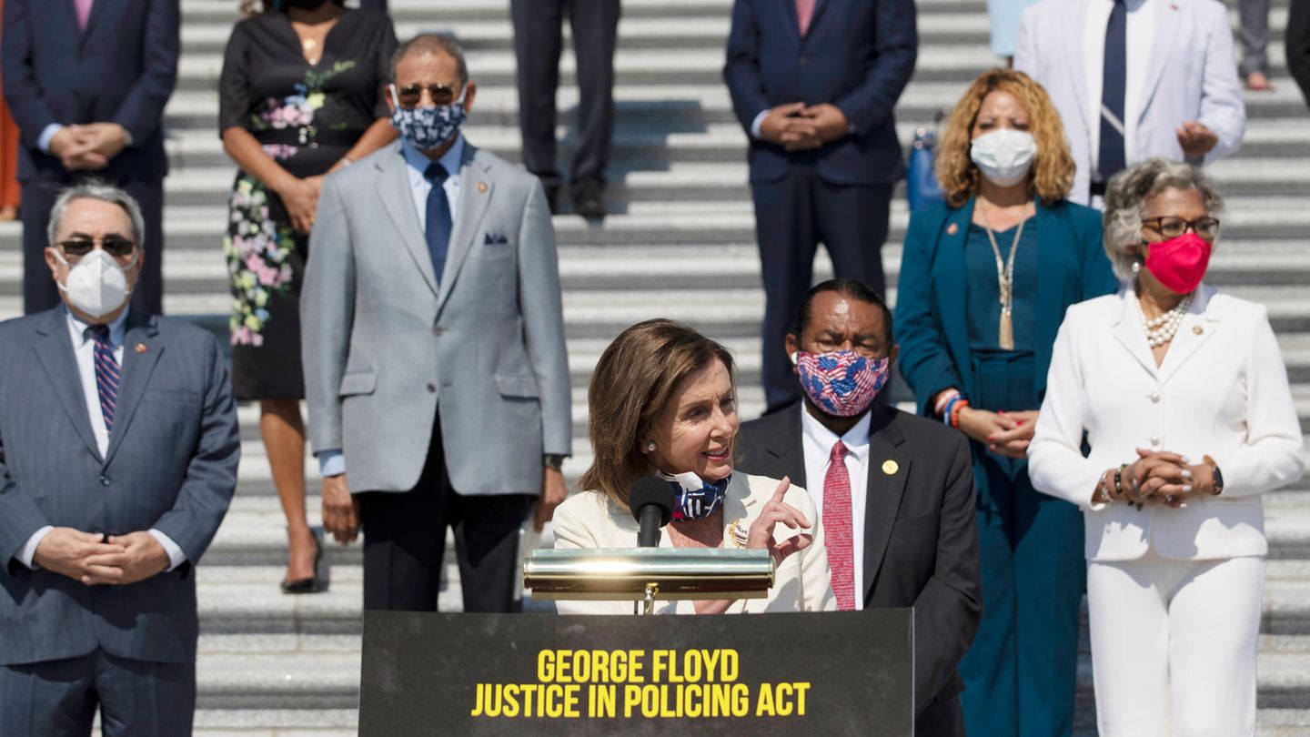 Washington: Nancy Pelosi (m., vorne), Sprecherin des US-Repräsentantenhauses, spricht während einer Pressekonferenz vor der Abstimmung über den Gesetzesentwurf für die Polizeireform