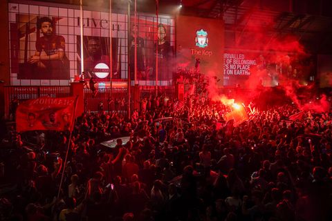 Die Fans des FC Liverpool feierten die Meisterschaft am Stadion mit Gesängen und Pyrotechnik