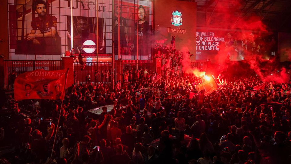 Premier League: Die Fans des FC Liverpool feierten die Meisterschaft am Stadion mit Gesängen und Pyrotechnik Die Fans des FC Liverpool feierten die Meisterschaft am Stadion mit Gesängen und Pyrotechnik