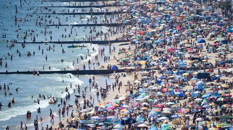 Der Donnerstag war der bisher heißeste Tag des Jahres in England: Tausende Briten ließen es sich nicht nehmen trotz der Corona-Pandemie an den Strand zu gehen, wie hier in Bournemouth.