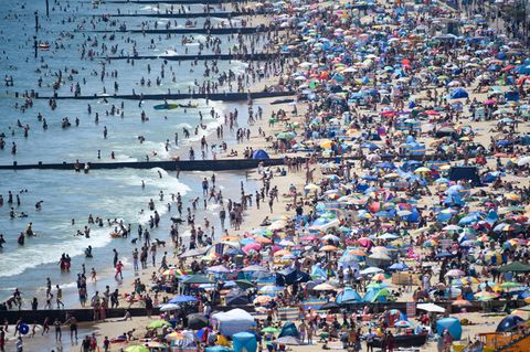 Der Donnerstag war der bisher heißeste Tag des Jahres in England: Tausende Briten ließen es sich nicht nehmen trotz der Corona-Pandemie an den Strand zu gehen, wie hier in Bournemouth.