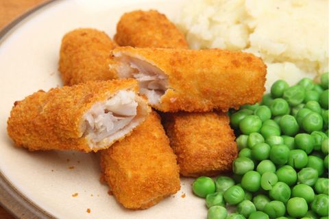 Fischstäbchen im Test bei Ökotest: Fischstäbchen liegen auf einem Teller