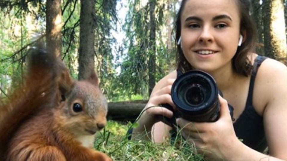 Fotografin Dani Connor mit einem Eichhörnchen-Baby