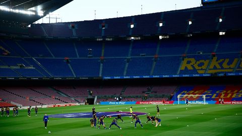 Spieler des FC Barcelona wärmen sich vor dem Fußballspiel auf