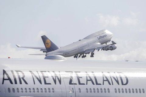 Eine Boeing 747 der Lufthansa startet in Christchurch zum Rückflug nach Deutschland
