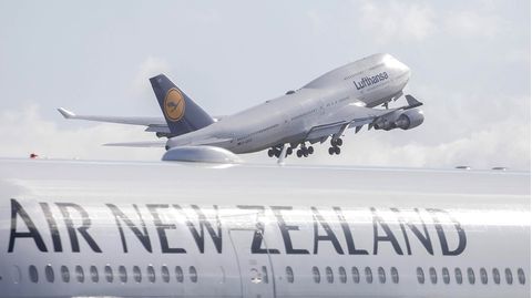 Eine Boeing 747 der Lufthansa startet in Christchurch zum Rückflug nach Deutschland