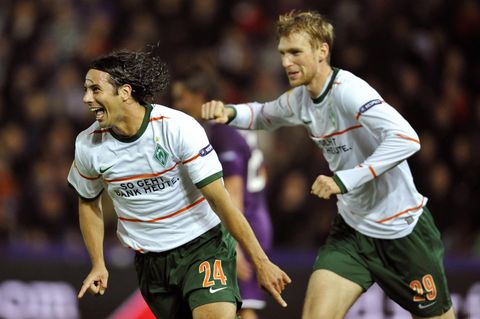 Claudio Pizarro jubelte nach einem Tor in der Europa League gegen Austria Wien, dahinter freut sich Per Mertesacker mit