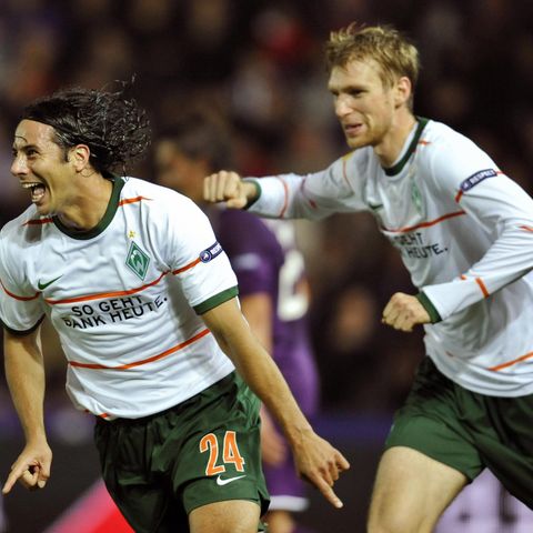 Claudio Pizarro jubelte nach einem Tor in der Europa League gegen Austria Wien, dahinter freut sich Per Mertesacker mit
