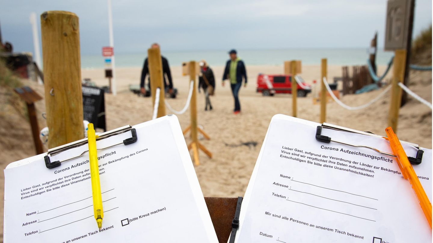 Fragebögen zur Selbstauskunft zur Corona-Aufzeichnungspflicht sind am Eingang zum Bistro am Strandabschnitt "Buhne 16" bei Kampen auf Sylt 