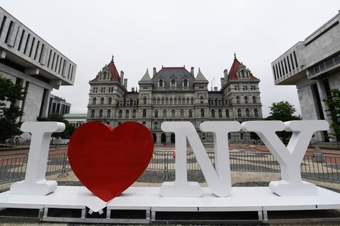 Der Slogan "I love New York" als Aufsteller mit großen Buchstaben und einem roten Herz