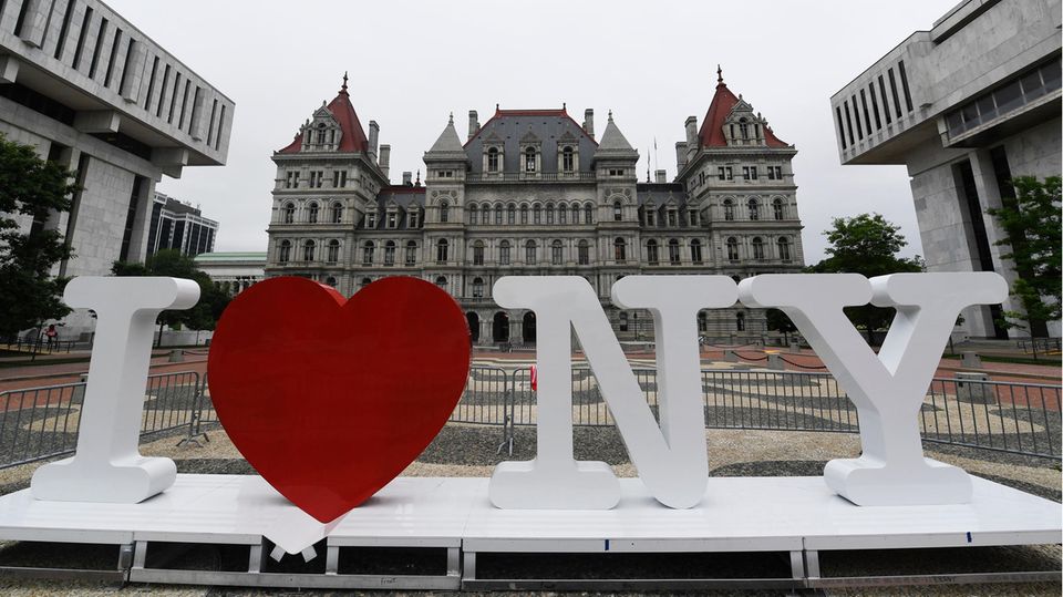 Der Slogan "I love New York" als Aufsteller mit großen Buchstaben und einem roten Herz
