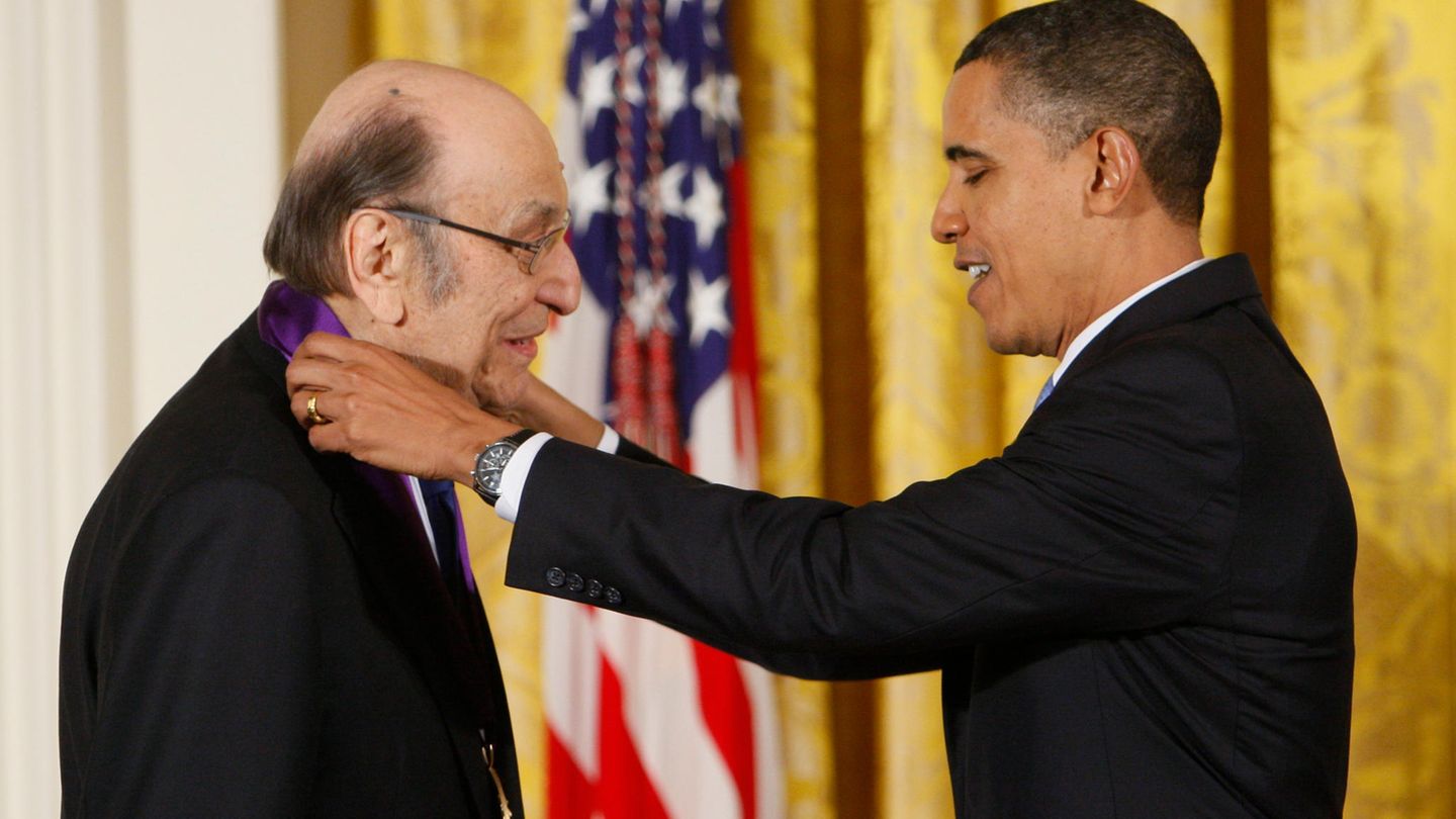 Barack Obama (r), damaliger Präsident der USA, ehrt Designer Milton Glaser