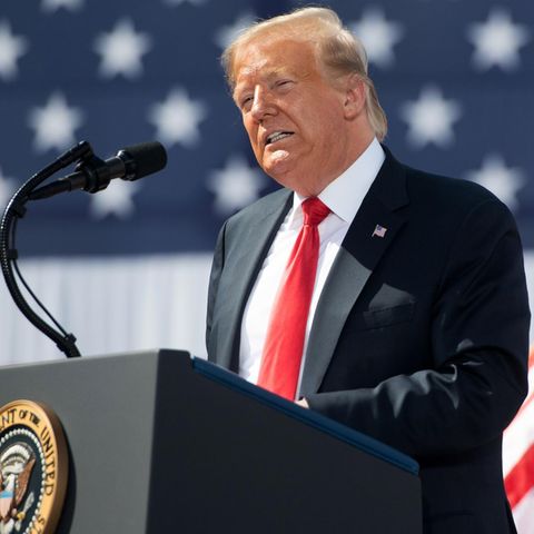Donald Trump am Rednerpult vor den Stars and Stripes