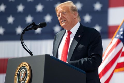 Donald Trump am Rednerpult vor den Stars and Stripes