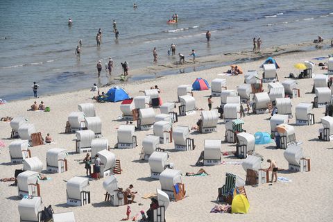 Badegäste vor der Seebrücke in Sellin auf Rügen