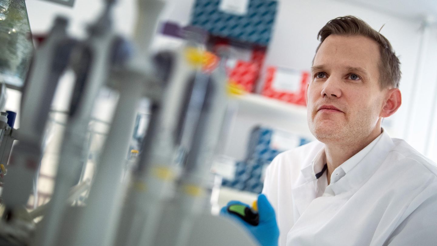 Professor Hendrik Streeck, Direktor des Institut für Virologie an der Uniklinik in Bonn, steht in einem Labor seines Institutes.