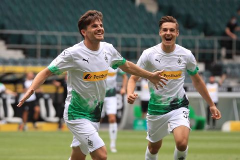 Fußball-Bundesliga: Gladbachs Jonas Hofmann und Florian Neuhaus bejubeln ein Tor