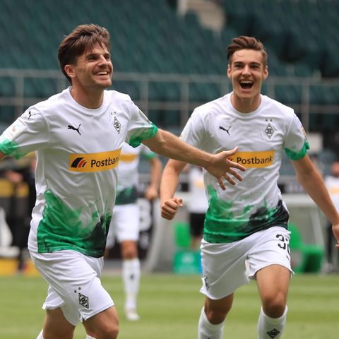 Fußball-Bundesliga: Gladbachs Jonas Hofmann und Florian Neuhaus bejubeln ein Tor
