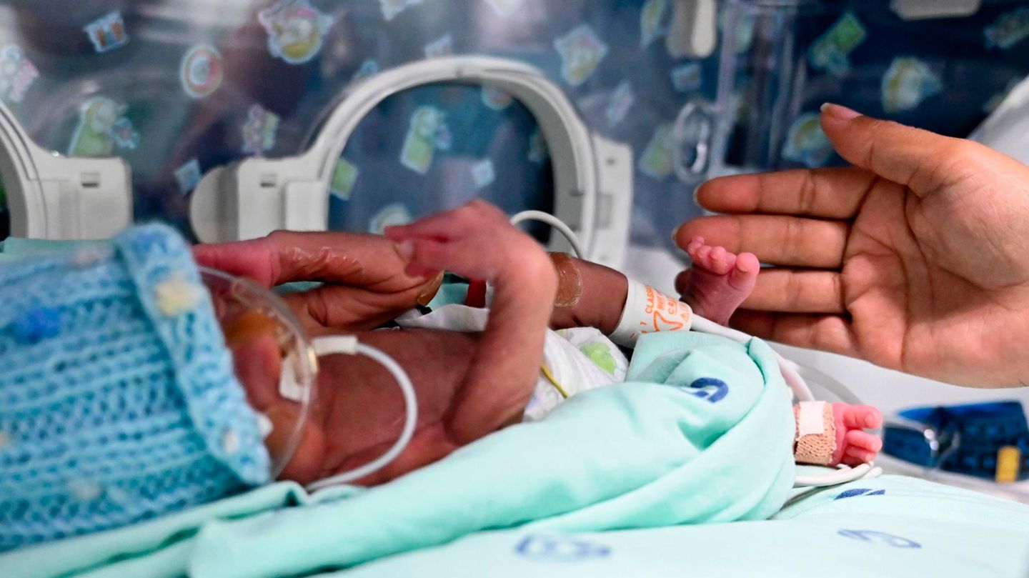 Der kleine Jefferson liegt in einem Inkubator im Krankenhaus von Cali