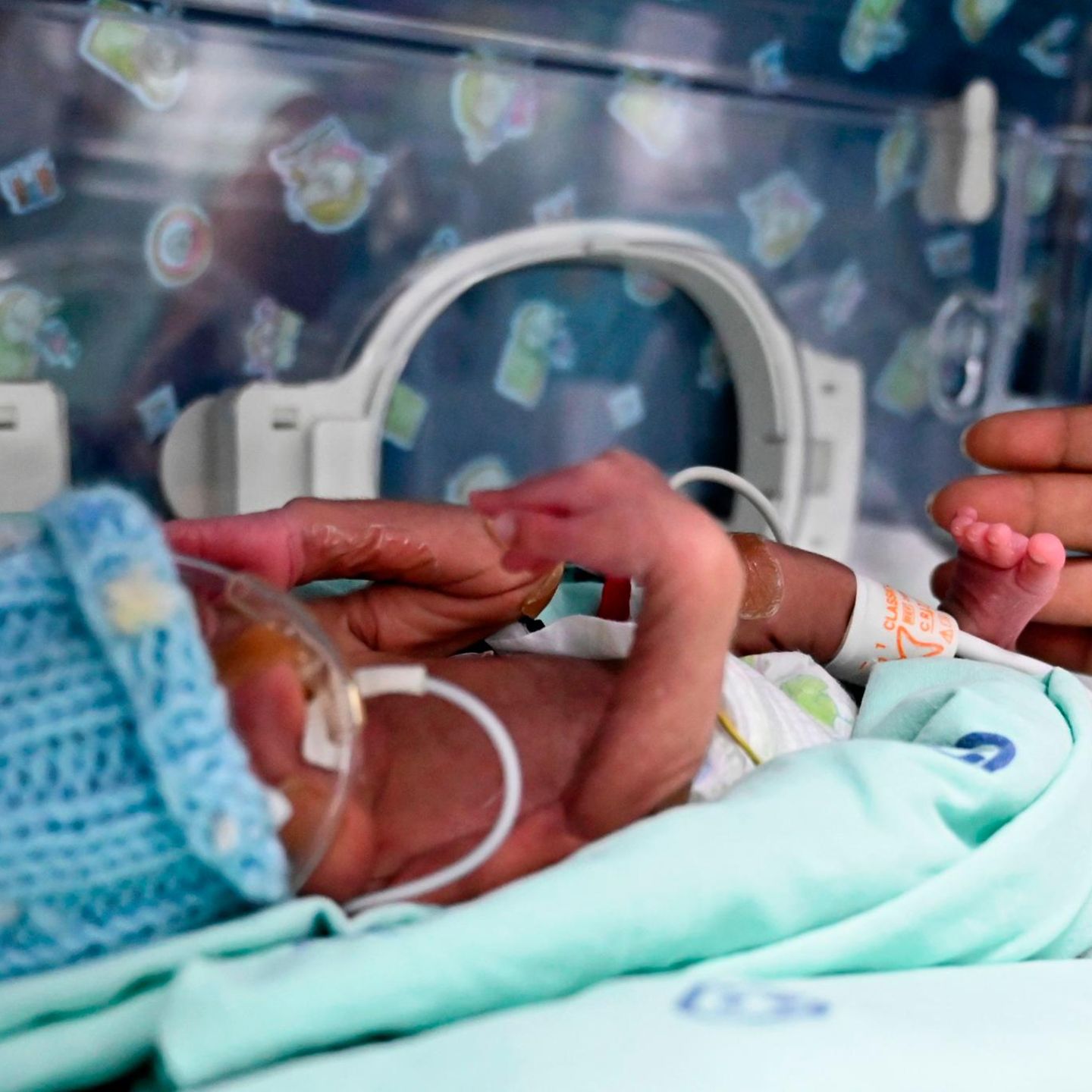 Corona-Patientin im Koma bringt kleinen Jungen zur Welt | STERN.de