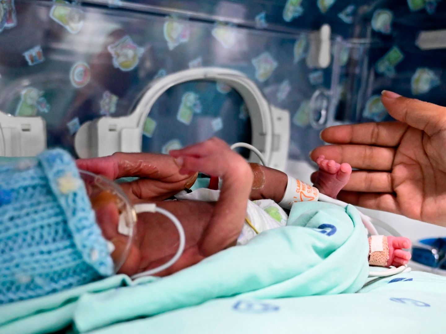Corona-Patientin im Koma bringt kleinen Jungen zur Welt | STERN.de