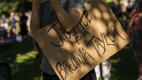 Ein Schild auf einer Demonstration mit dem Spruch "Justice for Breonna Taylor"