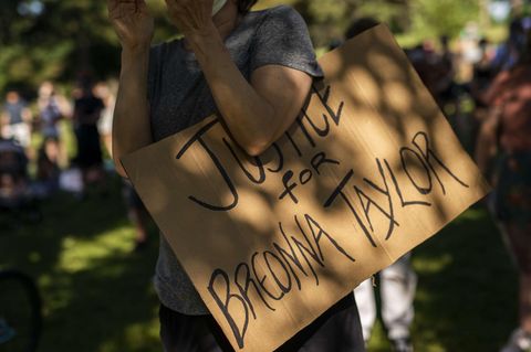 Ein Schild auf einer Demonstration mit dem Spruch "Justice for Breonna Taylor"
