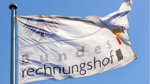Flagge mit der Aufschrift Bundesrechnungshof weht im Wind