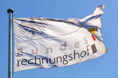 Flagge mit der Aufschrift Bundesrechnungshof weht im Wind