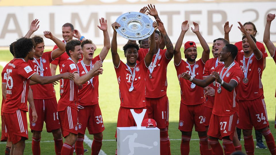 Bayern_Spieler feiern die Meisterschaft 2020