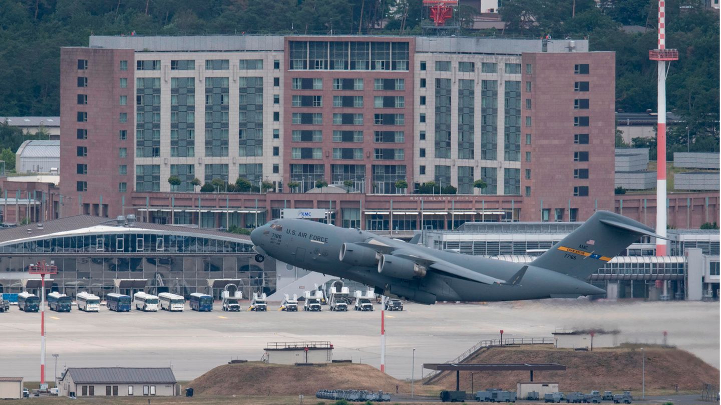 Eine US-Militärmaschine startet von der US-Airbase Ramstein
