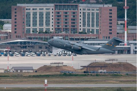 Eine US-Militärmaschine startet von der US-Airbase Ramstein