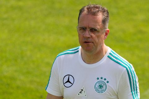 Der Teamarzt Tim Meyer geht beim Mannschaftstraining auf dem Trainingsgelände am Sportzentrum Rungg über den Platz.